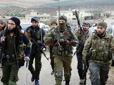 Des rebelles syriens pro-turcs entrent dans le  village de Qastal, au nord de la ville d'Afrine, après des combats avec les forces kurdes, le 16 mars 2018 - Nazeer al-Khatib [AFP]