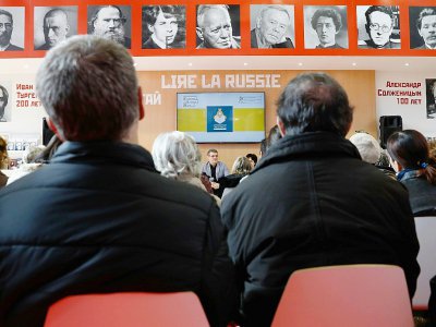 Des visiteurs au Pavillon officiel russe, le 16 mars 2018 au Salon du Livre de Paris - PATRICK KOVARIK [AFP/Archives]