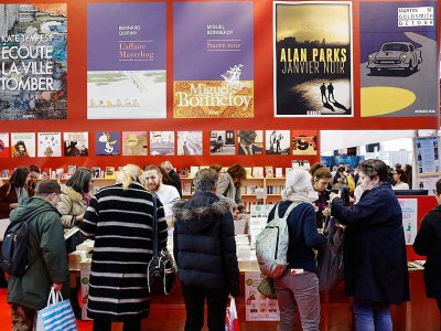 Des visiteurs au Salon du Livre de Paris, le 16 mars 2018 au Parc des Exposition à Paris - PATRICK KOVARIK [AFP]