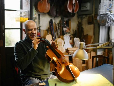 Joaquim Capela répare un violon le 15 février 2018 dans son atelier au Portugal - FRANCISCO LEONG [AFP]