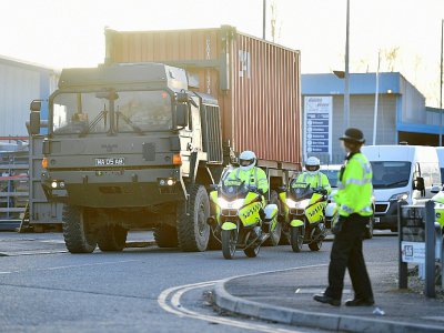 Des policiers britanniques escortent un camion qui transporte la voiture de Sergueï Skripal, l'ex-agent russe emprisonné à Salisbury, en Angleterre, le 16 mars 2018 - Ben STANSALL [AFP]