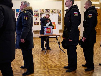 Les marins de la flotte russe de la mer Noire votent par anticipation à Sébastopol, en Crimée, le 15 mars 2018 - Vasily BATANOV [AFP]