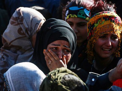 Une femme pleure lors des funérailles de combattants de la milice kurde des Unités de protection du peuple (YPG) le 17 mars 2018 à Qamishli, une ville du Nord-Est de la Syrie - Delil souleiman [AFP]