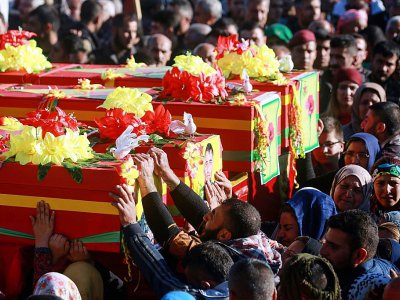 Photo prise le 17 mars 2018 à Qamishli lors de funérailles de combattants des Unites de protection du peuple (YPG) tués lors d'affrontements dans l'enclave d'Afrine avec les forces turques et leurs alliés - Delil souleiman [AFP]