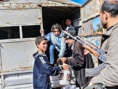 Des civils fuyant l'offensive de l'armée turque sur la ville d'Afrine, dans le nord-ouest de la Syrie, arrivent à un point de contrôle près du village d'Anab, le 17 mars 2018 - BULENT KILIC [AFP]