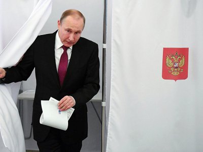 Vladimir Poutine sort de l'isoloir après avoir voté à Moscou, le 18 mars 2018 - Yuri KADOBNOV [POOL/AFP]