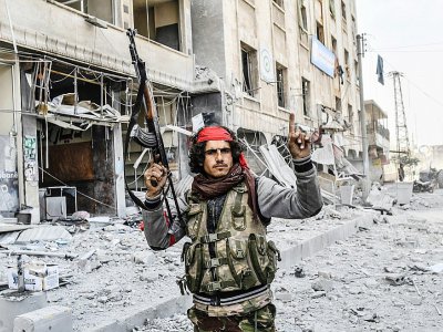 Un rebelle syrien allié aux forces turques paradent dans la ville kurde d'Afrine, dans le nord-ouest de la Syrie, le 18 mars 2018 - Bulent Kilic [AFP]