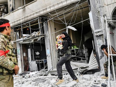 Des combattants syriens soutenus par l'armée turque pillent des magasins après la chute de la ville kurde syrienne d'Afrine le 18 mars 2018 - BULENT KILIC [AFP]