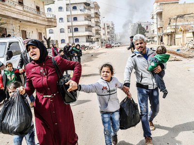 Des civils tentent de fuir les bruits d'explosion dans la ville kurde d'Afrine, dans le nord-ouest de la Syrie, le 18 mars 2018 - Bulent Kilic [AFP]
