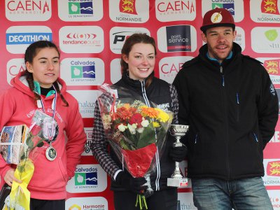 Le podium du duathlon S individuel féminin. Au centre, Agathe Macrel, heureuse vainqueur. - Léa Quinio