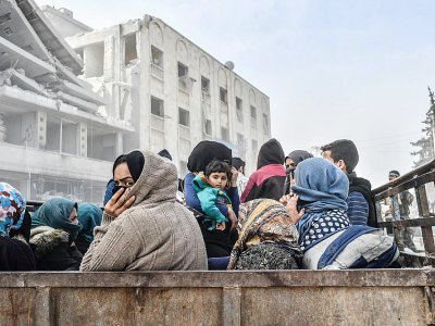 Des civils fuient la ville kurde d'Afrine, dans le nord-ouest de la Syrie, prise par les troupes turques et leurs supplétifs syriens, le 18 mars 2018 - Bulent Kilic [AFP]