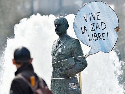 Une statue du général de Gaulle avec une pancarte, le 19 mars 2018 à Nantes lors d'un rassemblement d'opposants à l'ex-projet d'aéroport de notre-Dame-des-Landes - LOIC VENANCE [AFP]