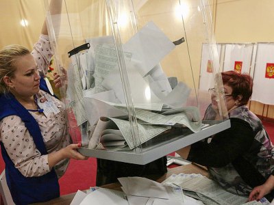 Dépouillement des bulletins de vote, le 18 mars 2018 à Simferopol, en Crimée - STR [AFP]