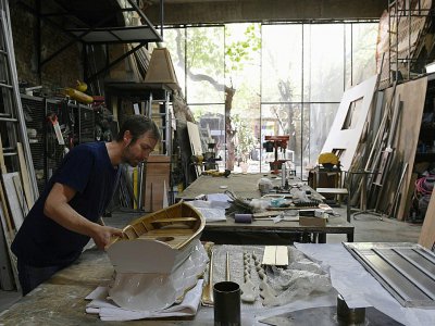 L'artiste argentin Leandro Erlich dans son atelier de Buenos Aires, le 9 mars 2018 - JUAN MABROMATA [AFP]