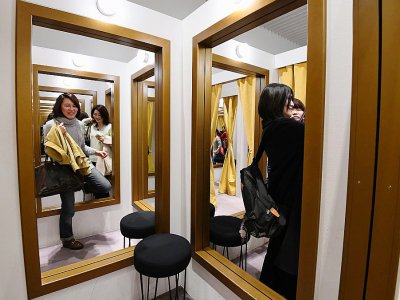 Des visiteuses découvrent l'installation "Cabine d'essayage" lors d'une exposition consacrée à l'artiste argentin Leandro Erlich, le 4 mars 2018 au musée Mori à Tokyo - Toru YAMANAKA [AFP]