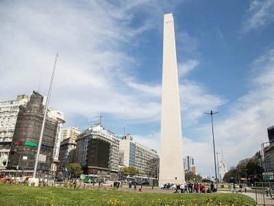 L'Obélisque de Buenos Aires "sans sa pointe" après l'intervention de l'artiste argentin Leandro Erlich, le 20 septembre 2015 - JOSE LUIS PERRINO [NA/AFP/Archives]