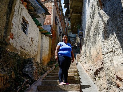 Gabriela Vega dans une ruelle de la favela La Vega, le 28 février 2018 à Caracas, au Venezuela - FEDERICO PARRA [AFP/Archives]