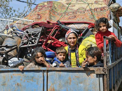Des civils fuyant la ville d'Afrine, dans le nord-ouest de la Syrie, arrivent dans le village d'Al-Ziyarah, sous contrôle du régime syrien, le 19 mars 2018 - GEORGE OURFALIAN [AFP]