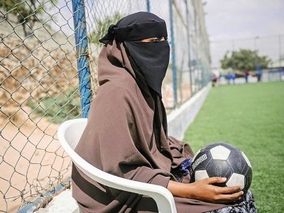 Aisha Alli, joue au football avec son voile, le 5 mars 2018 à Mogadiscio, en Somalie - Mohamed ABDIWAHAB [AFP]