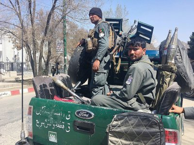 Des policiers afghans arrivent sur les lieux d'un attentat suicide, le 21 mars 2018 à Kaboul - Shah MARAI [AFP]