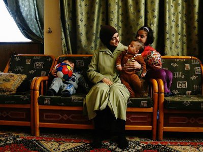 Deana Lynn joue avec ses enfants, à Douma, le  17 mars 2018 - HASAN MOHAMED [AFP/Archives]