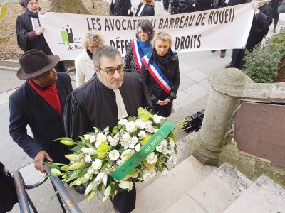 Éric Di Costanzo, bâtonnier de l'ordre des avocats de Rouen, dépose symboliquement une gerbe devant le palais de justice. - Pierre Durand-Gratian