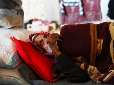 Agé de 82 ans, Khalil Tamr, a dû fuir Afrine en raison de l'offensive des forces turques et a trouvé refuge dans une maison abandonnées dans le village de de As-Ziyara, une zone contrôlée par les forces kurdes et syriennes. Photo du 19 mars 2018 - GEORGE OURFALIAN [AFP]
