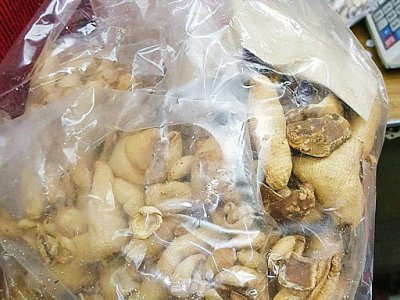 Un sac d'écailles frites de pangolin vendues dans une échoppe de médecine traditionnelle chinoise dans le quartier de Sheung Wan, à Hong Kong, le 25 février 2018 - Joanna CHIU [AFP/Archives]