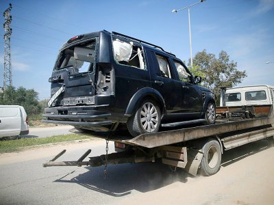Photo d'une des voitures du convoi du Premier ministre palestinien Rami Hamdallah, victime d'une explosion à son entrée dans la bande de Gaza, le 13 mars 2018 - MOHAMMED ABED [AFP/Archives]