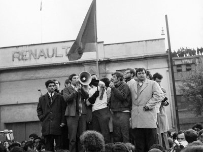 Jacques Sauvageot, vice-président du syndicat étudiant UNEF s'adresse au mégaphone aux étudiants et aux ouvriers de Renault Billancourt qui occupent leur usine le 17 mai 1968 - - [AFP/Archives]