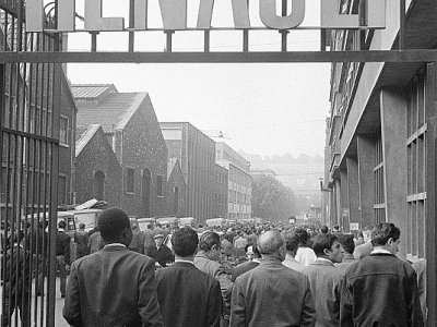 Les employés de Renault à Boulogne-Billancourt reprennent le travail le 18 juin 1968 après plus d'un mois de grève et d'occupation de leur usine - [AFP/Archives]