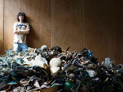 Le jeune Néerlandais Boyan Slat pose près de déchets récoltés dans l'océan en octobre 2013 à Delft aux Pays-Bas - - [THE OCEAN CLEANUP/AFP/Archives]