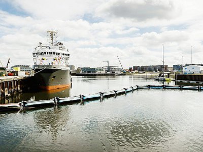 Prototype de barrières flottantes Ocean Cleanup destinées à attraper les plastiques développées par le jeune Néerlandais Boyan Slat et présentées dans le port de Scheveningen aux Pays-Bas le 22 juin 2016 - Remko de Waal [www.anpfoto.nl/AFP/Archives]
