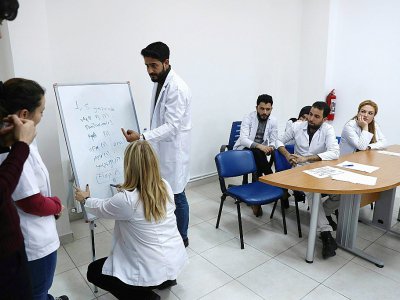 Des docteurs syriens participent à une séance de formation, le 22 février  2018 dans un centre de soins à Ankara où ils vont accueillir des patients syriens réfugiés en Turquie - ADEM ALTAN [AFP]