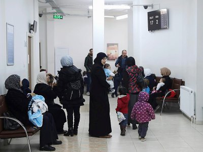 Des patients syriens attendent d'être soignés par leurs compatriotes dans un centre de soins à Ankara, le 22 février 2018 - ADEM ALTAN [AFP]