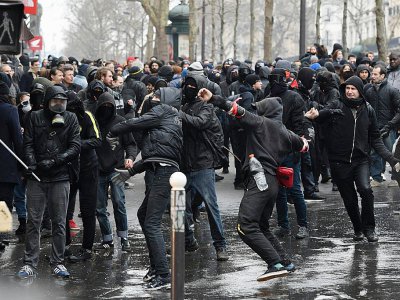 Jets de pierre contre les policiers à Paris le 22 mars 2018 - CHRISTOPHE ARCHAMBAULT [AFP]