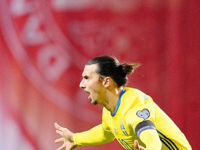 Le capitaine de l'équipe de Suède Zlatan Ibrahimovic exulte après un doublé face au Danemark , le 17 novembre 2015 à Copenhague - JONATHAN NACKSTRAND [AFP/Archives]