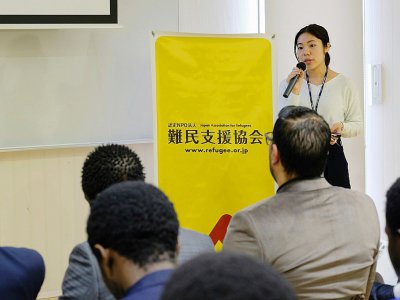 Une recruteuse japonaise s'adresse à des réfugiés à la recherche d'un emploi au Japon, le 19 mars 2018 à Tokyo - KAZUHIRO NOGI [AFP]
