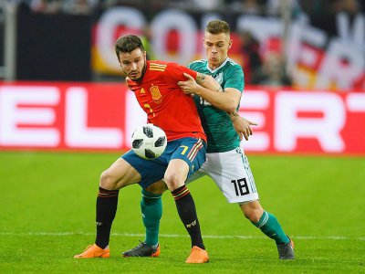 Le défenseur allemand Joshua Kimmich (D) et le milieu de terrain espagnol se disputent le ballon durant un match amical à Düsseldorf, le 23 mars 2018 - Patrik STOLLARZ [AFP]