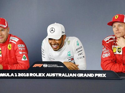 Lewis Hamilton (c/Mercedes), Sebastien Vettem (g/Ferrari) et Kimi Raikkonen (Ferrari) en conférence de presse après les qualif pour le GP d'Australie, le 24 mars 2018 à Melbourne - WILLIAM WEST [AFP]