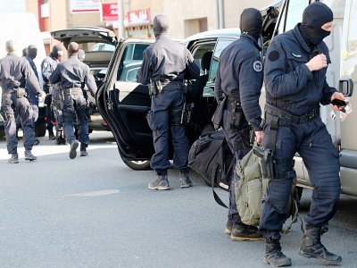 Les gendarmes du GIGN regroupés à l'extérieur du Super U à Trèbes le 23 mars 2018 avant de donner l'assaut - ERIC CABANIS [AFP]