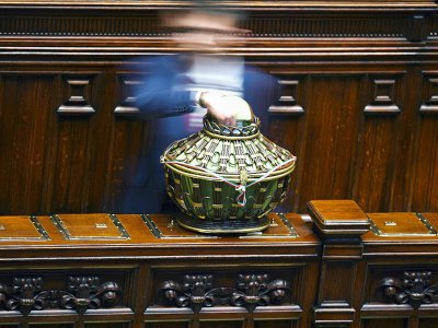 Un député dépose son bulletin dans l'urne lors d'un vote au Sénat à Rome le 24 mars 2018 - Filippo MONTEFORTE [AFP]