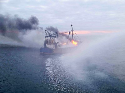 Le Camaléa en feu au large de Dieppe. - Préfecture maritime de la Manche et de la mer du Nord