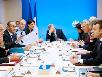 Emmanuel Macron (d) préside un conseil estreint de défense avec le Premier ministre Edouard Philippe (G) à Paris le 24 mars 2018 au lendemain des attaques de l'Aube - CHRISTIAN HARTMANN [POOL/AFP]