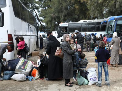 Des civils syriens et des combattants rebelles évacués de la Ghouta arrivent dans le village de Qalaat al-Madiq, au centre de la Syrie, le 25 mars 2018 - OMAR HAJ KADOUR [AFP]