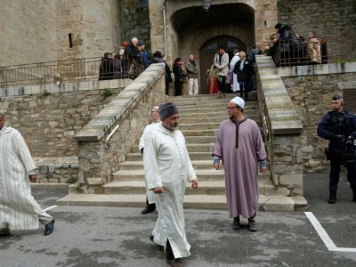 Des musulmans quittent la cérémonie religieuse qui s'est déroulée en l'église Saint Etienne de Trèbes, deux jours après les attaques terroristes qui ont fait 4 morts - ERIC CABANIS [AFP]