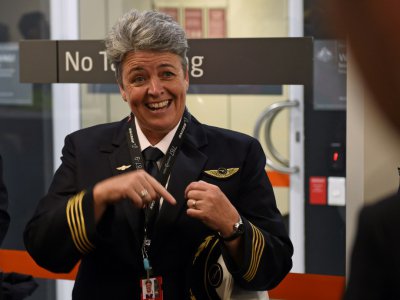 Le commandant Lisa Norman s'adresse aux journalistes avant d'embarquer pour le vol inaugural de la liaison directe de la compagnie australienne Qantas entre Perth et Londres, le 24 mars 2018 - Greg Wood [AFP]
