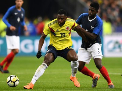 Le défenseur français Samuel Umtiti (d) aux prises avec le Colombien Duvan Zapata, en match amical au Stade de France le 23 mars 2018 - FRANCK FIFE [AFP]