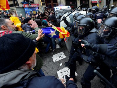 La police anti-émeutes à Barcelone le 25 mars 2018 bloque la route qui mène aux bâtiments du gouvernement central aux manifestants qui protestent contre l'arrestation de Carles Puidgemont en Allemagne - LLUIS GENE [AFP]