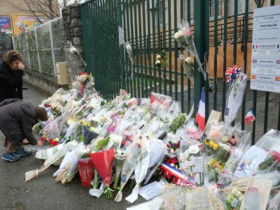 Des fleurs et messages de solidarité déposés, le 25 mars 2018, devant la gendarmerie de Carcassonne en hommage au lieutenant-colonel Arnaud Beltrame, mort sous les balles du tueur jihadiste de l'Aude après s'être substitué à une otage - [AFP]